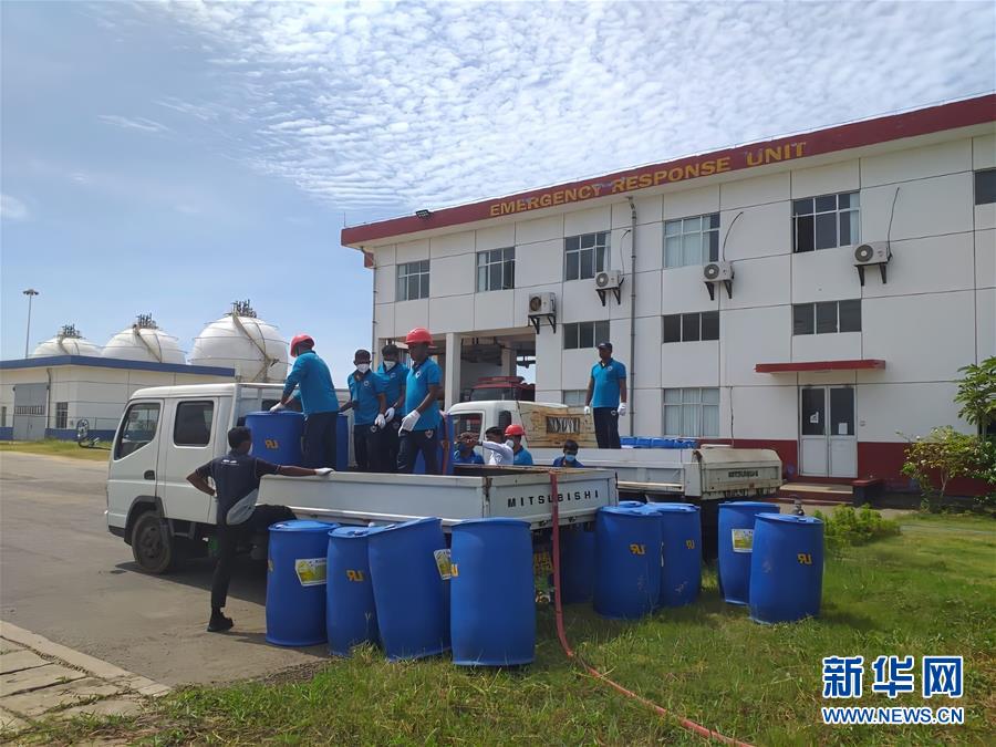 (國際·圖文互動)(2)在斯里蘭卡中國專家和中資企業(yè)助力油輪滅火