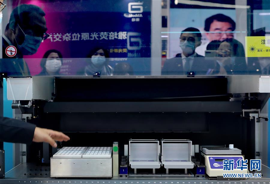 （第三屆進(jìn)博會&middot;圖文互動）（11）新疫苗、新療法，進(jìn)博會最&ldquo;火爆&rdquo;展區(qū)見聞