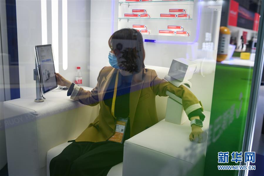 （第三屆進(jìn)博會&middot;新華視界）（7）觀展體驗(yàn)：多彩&middot;絢爛&middot;未來感