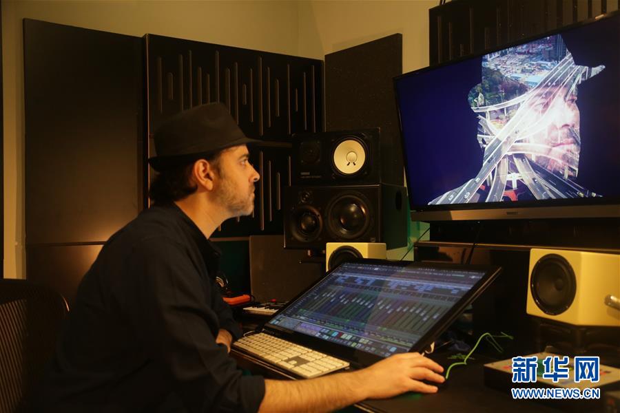 (海外抗疫故事·圖文互動(dòng))(2)通訊:用原創(chuàng)音樂支持中國抗擊新冠疫情的以色列歌手