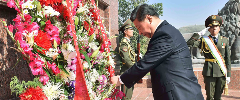 習(xí)近平向塔吉克斯坦民族和解與復(fù)興紀(jì)念碑獻花圈
