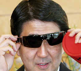 2015，安倍會繼續(xù)"暴走"嗎？