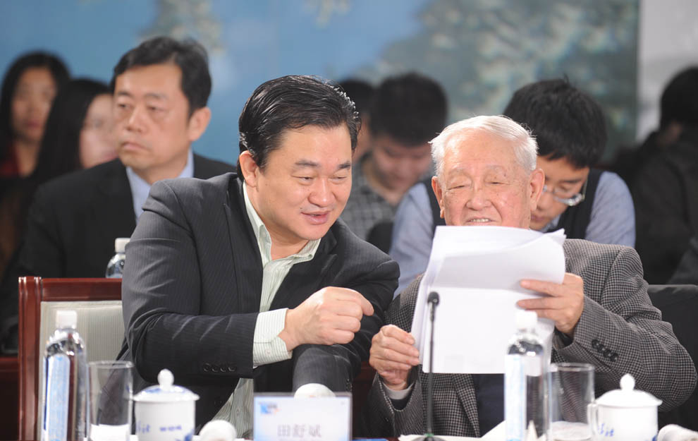 新華網(wǎng)董事長、總裁田舒斌與軍事科學(xué)院原副院長糜振玉在現(xiàn)場交流