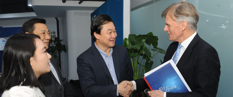 新華網董事長、總裁田舒斌會見丹麥駐華大使裴德盛