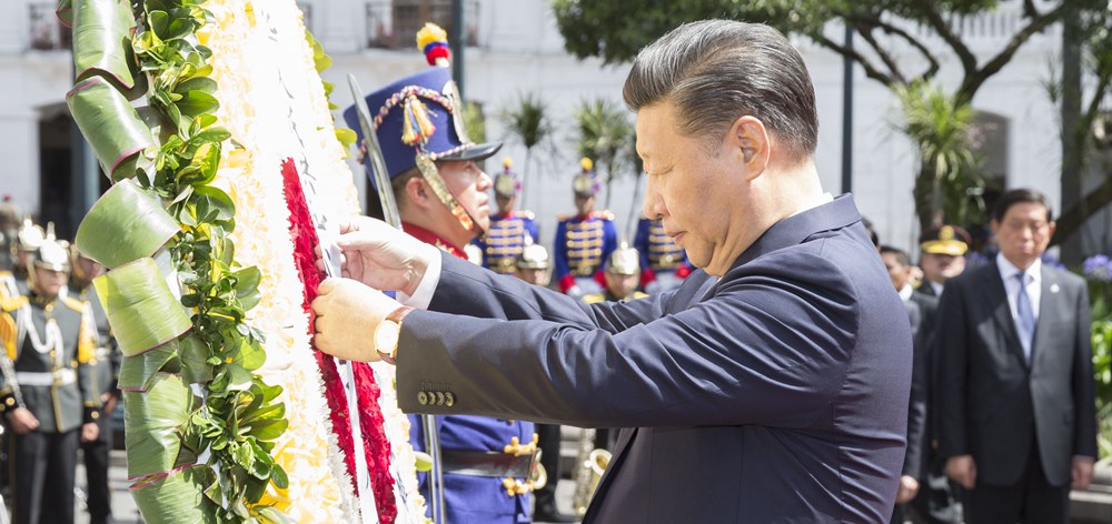 習(xí)近平向厄瓜多爾獨立英雄紀念碑敬獻花圈