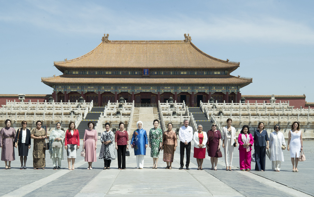 彭麗媛邀請(qǐng)出席&ldquo;一帶一路&rdquo;國際合作高峰論壇外方團(tuán)長配偶參觀故宮博物院