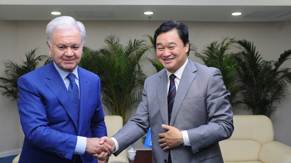 新華網(wǎng)董事長、總裁田舒斌與上海合作組織秘書長阿利莫夫親切握手