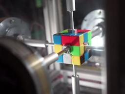 快！機器高手復原魔方 0.38秒破世界紀錄