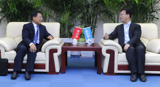 新華網(wǎng)黨委常委、副總編輯劉加文在訪談前會見李勇