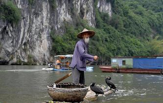 七旬漓江漁翁擺拍經(jīng)驗(yàn)豐富 成攝影圈&ldquo;名模&rdquo;