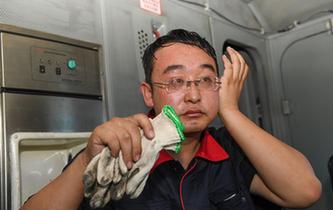 高溫下的機(jī)車&ldquo;診療師&rdquo;