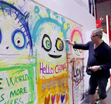 在進(jìn)博會(huì)上畫(huà)&ldquo;娃娃&rdquo;的丹麥藝術(shù)家