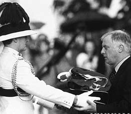 英國插手香港事務(wù) 意欲何為？