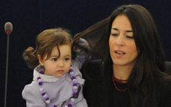 &ldquo;小萌女&rdquo;成歐洲議會(huì)會(huì)議?？?高清組圖)