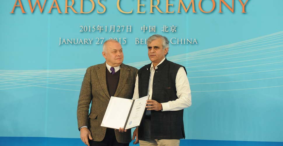 發(fā)展中國(guó)家優(yōu)秀新聞從業(yè)人員獎(jiǎng)獲得者塞納斯&middot;帕拉古米